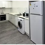Burwood 2Br Lovely Apt Near Train