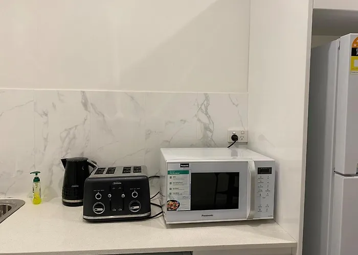 Burwood 2Br Lovely Apt Near Train