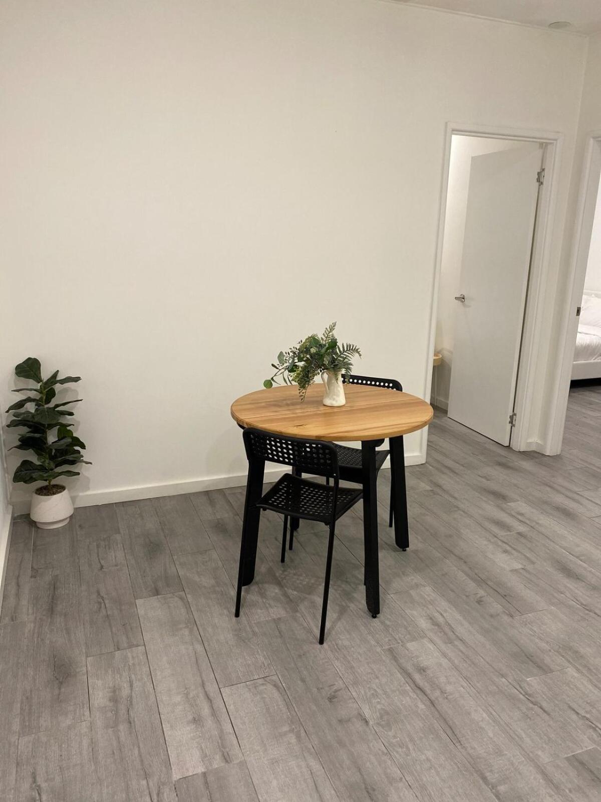 Burwood 2br Lovely Near Train Apartment